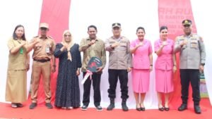 Kapolres Barsel Serahkan Kunci Rumah Hasil Bedah Rumah Bhayangkara ke-79